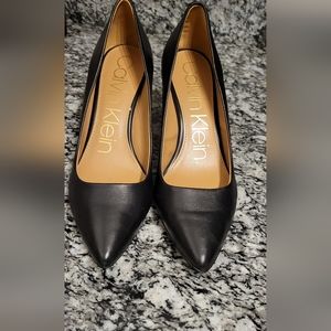 3 inch black Kamaru Calvin Klein pumps; Size 9